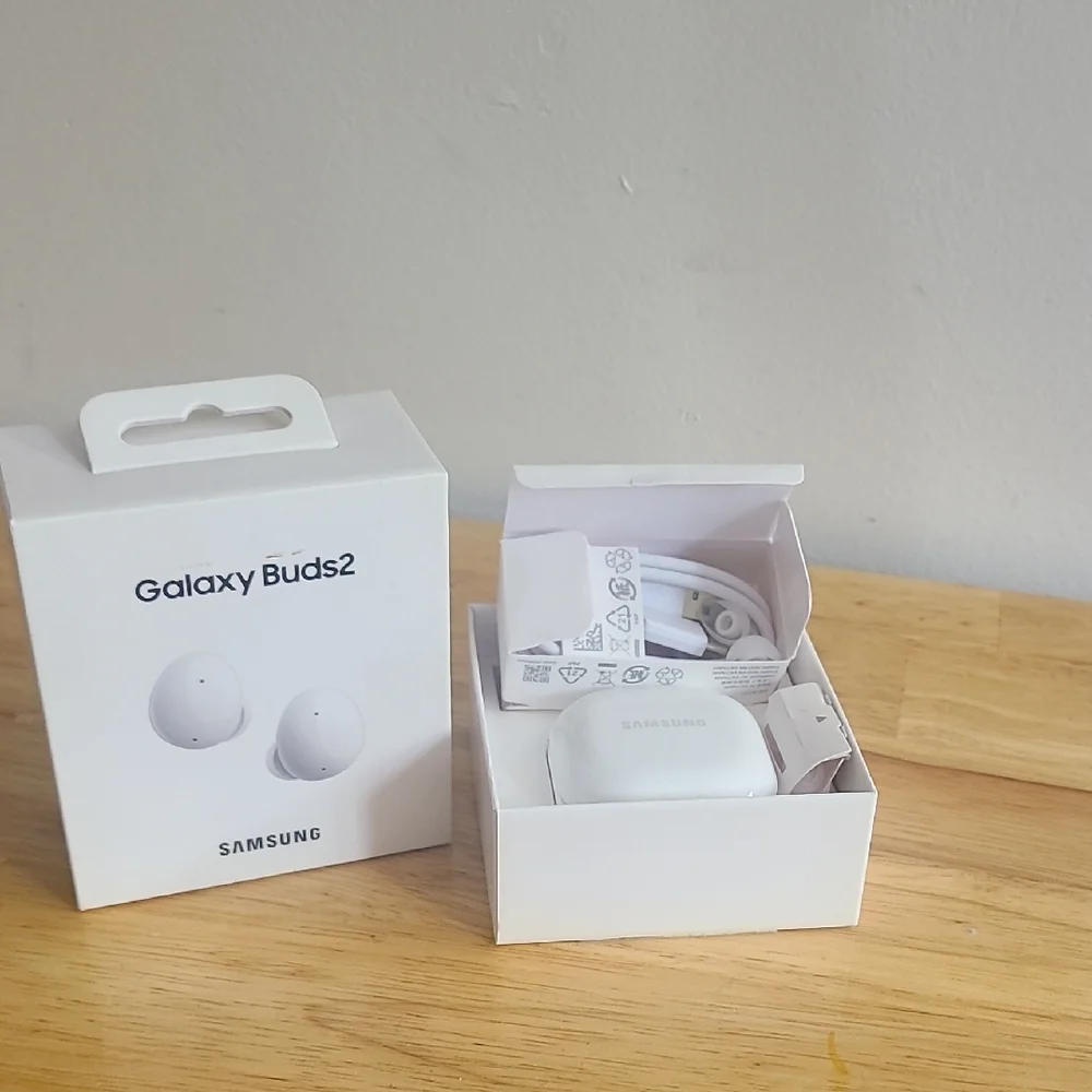 Samsung Galaxy Buds2 in White